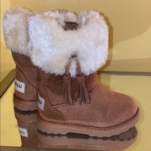 Toddler boots,Suede w fur lining and tassel, sz 6.